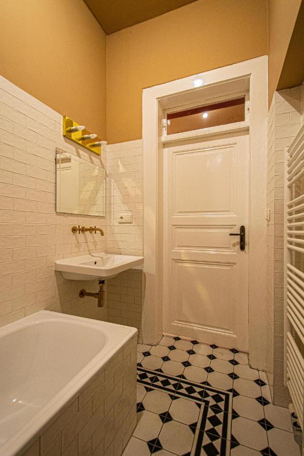 4 Bedrooms 130M2 Apartment At The Main City Square Praha Bagian luar foto