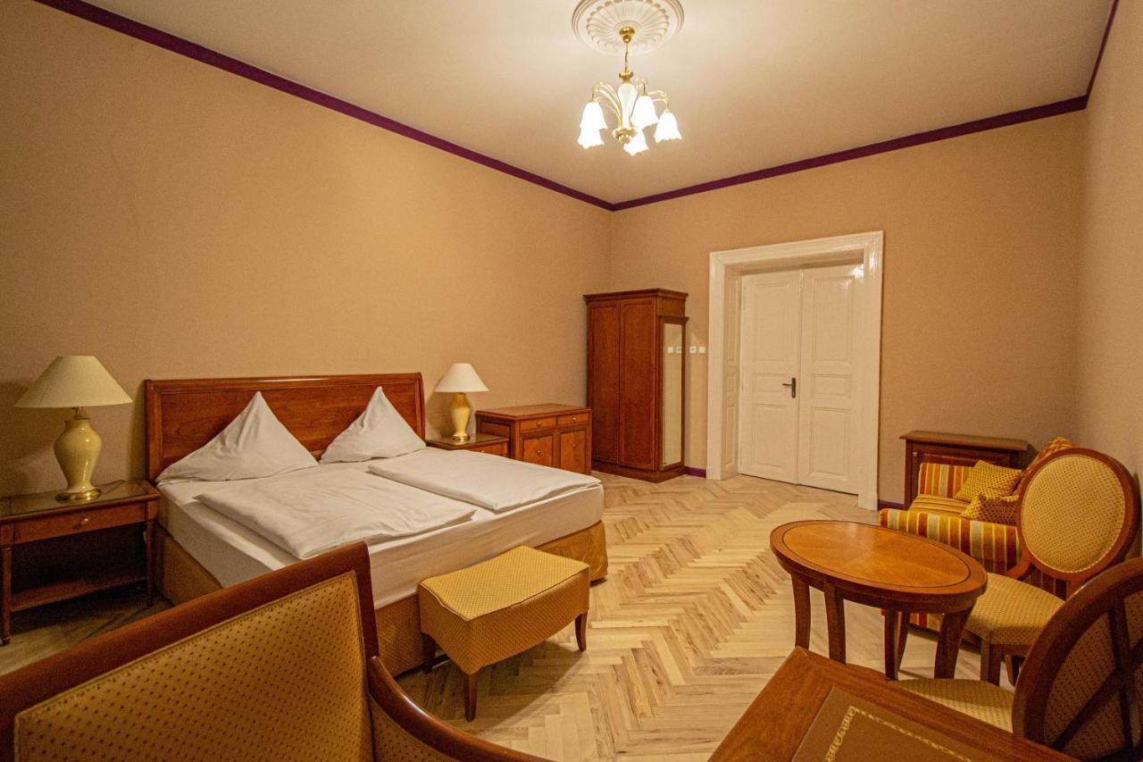 4 Bedrooms 130M2 Apartment At The Main City Square Praha Bagian luar foto