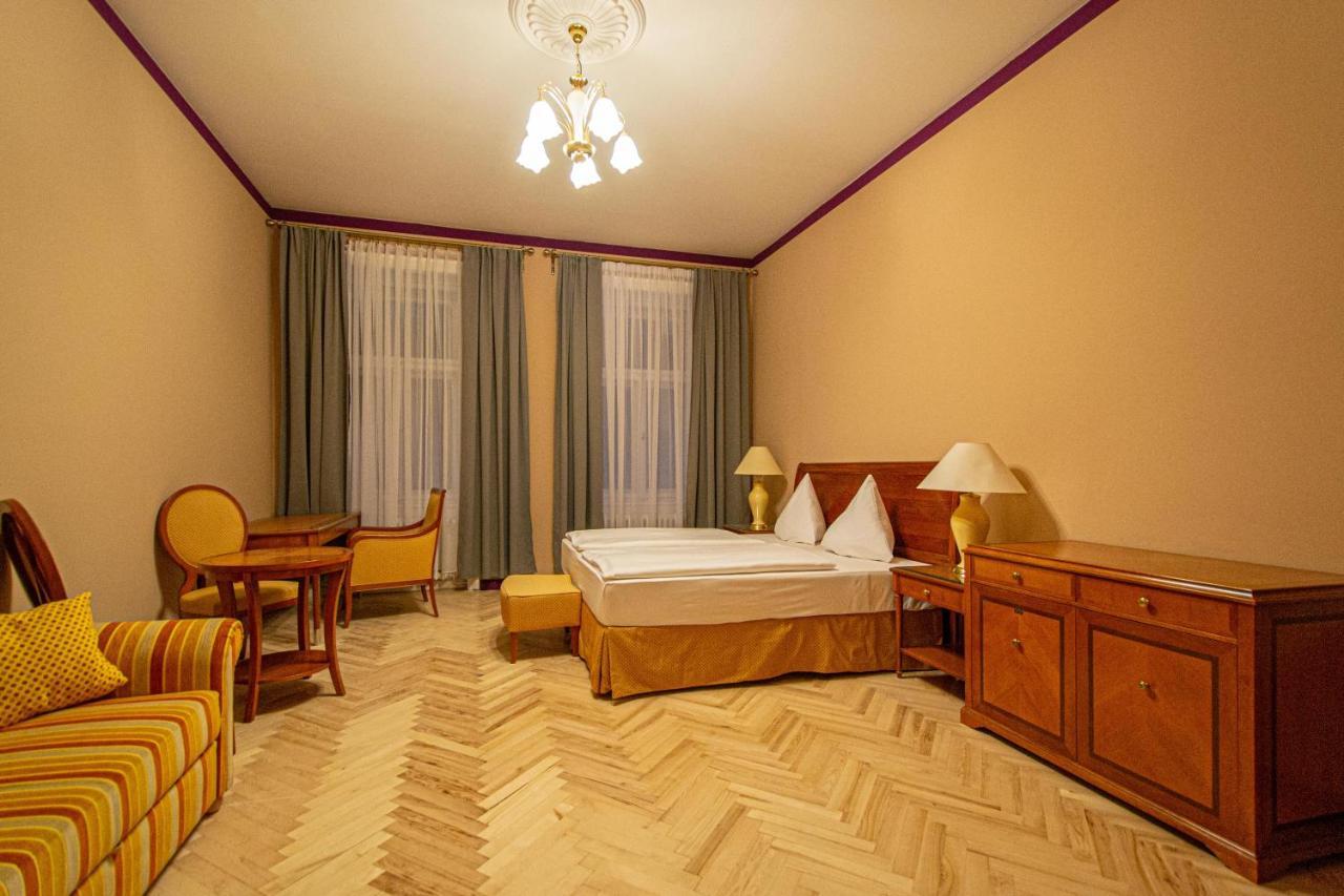 4 Bedrooms 130M2 Apartment At The Main City Square Praha Bagian luar foto