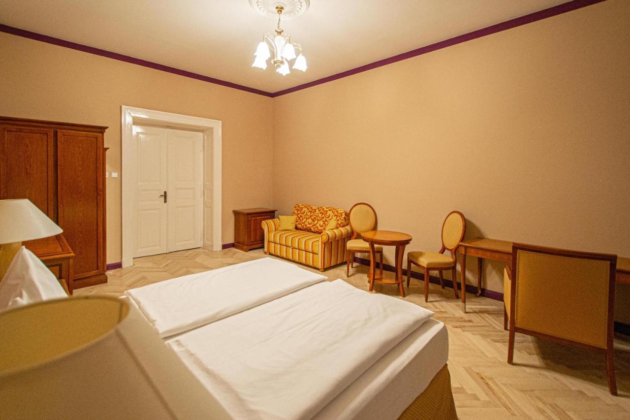 4 Bedrooms 130M2 Apartment At The Main City Square Praha Bagian luar foto