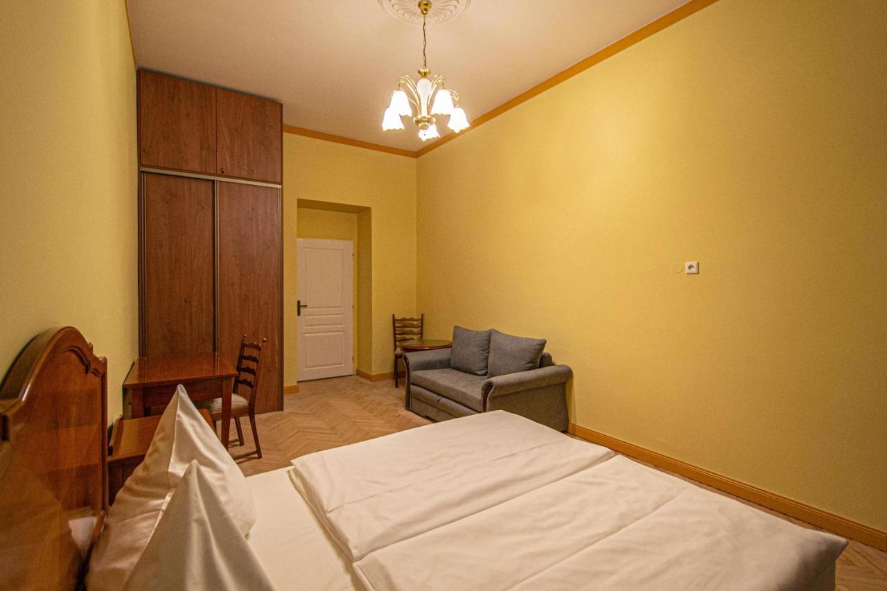4 Bedrooms 130M2 Apartment At The Main City Square Praha Bagian luar foto