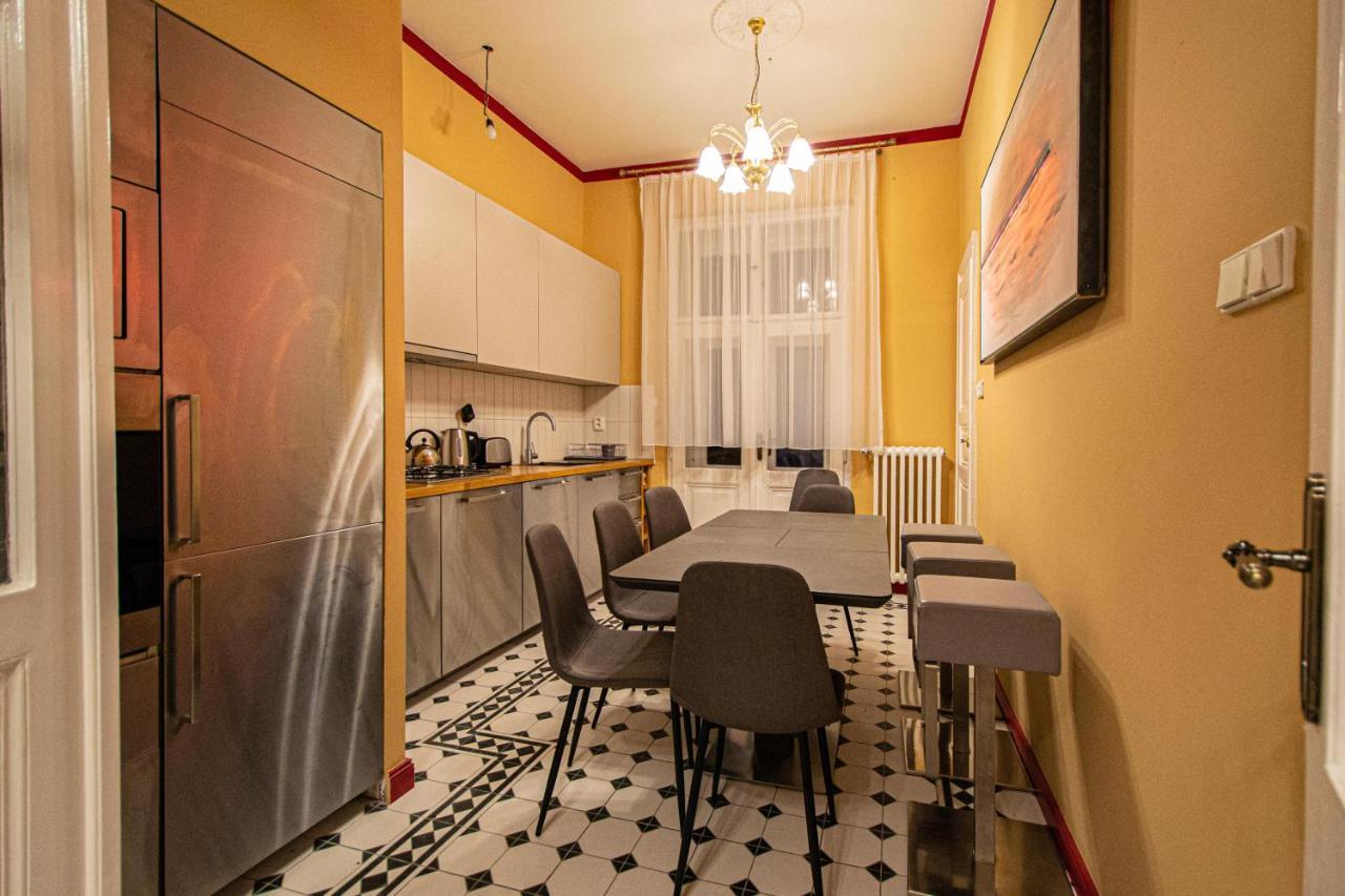 4 Bedrooms 130M2 Apartment At The Main City Square Praha Bagian luar foto