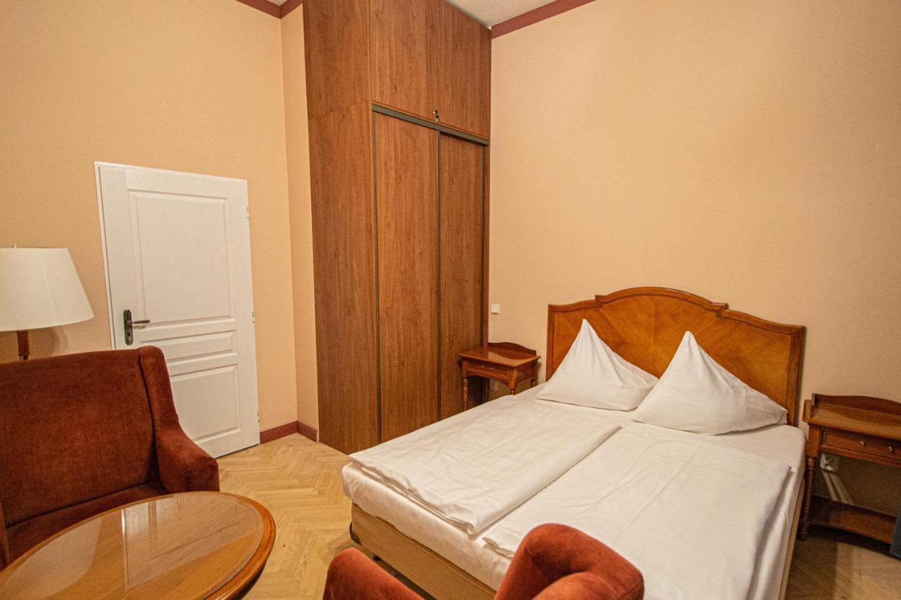 4 Bedrooms 130M2 Apartment At The Main City Square Praha Bagian luar foto