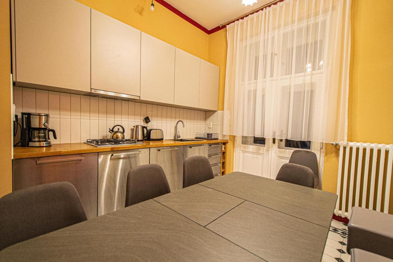 4 Bedrooms 130M2 Apartment At The Main City Square Praha Bagian luar foto